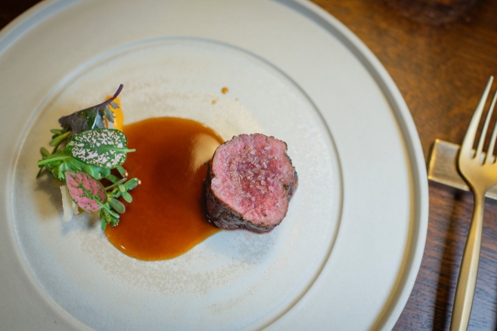 Ciervo, colinabo encurtido y curry de bogavante.