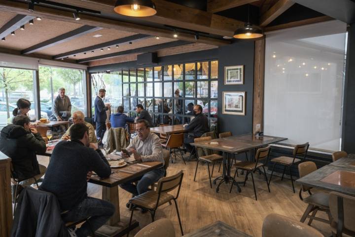 La zona del gastrobar, aires de punto de reunión entre la gente del pueblo.