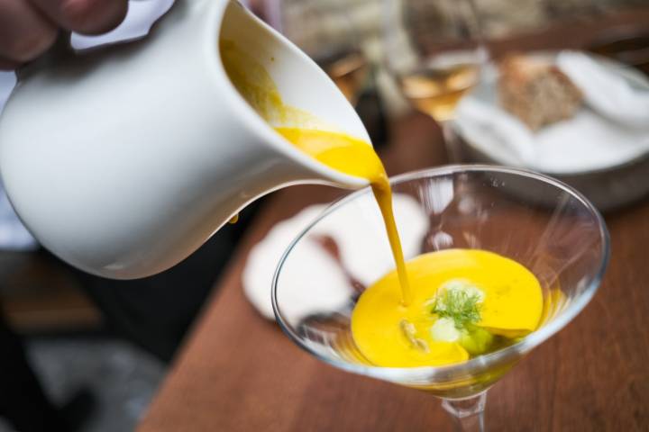 Gazpacho de zanahorias encominás con aceitunas y tomatillo de aguacate.