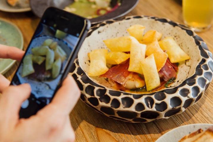 Entrante fuera de carta: patatas suflé con huevos rotos, vieras y jamón.