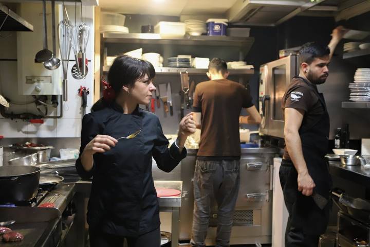 Rebeca y Jorge trabajando codo con codo en la cocina.