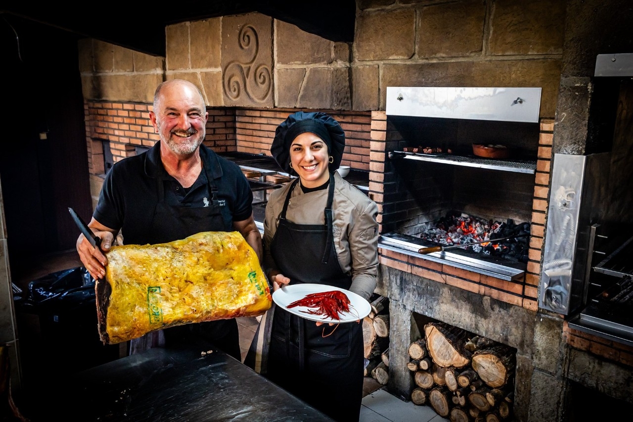 Óscar y Anaïs Campo trabajan mano a mano en la parrilla de su restaurante.