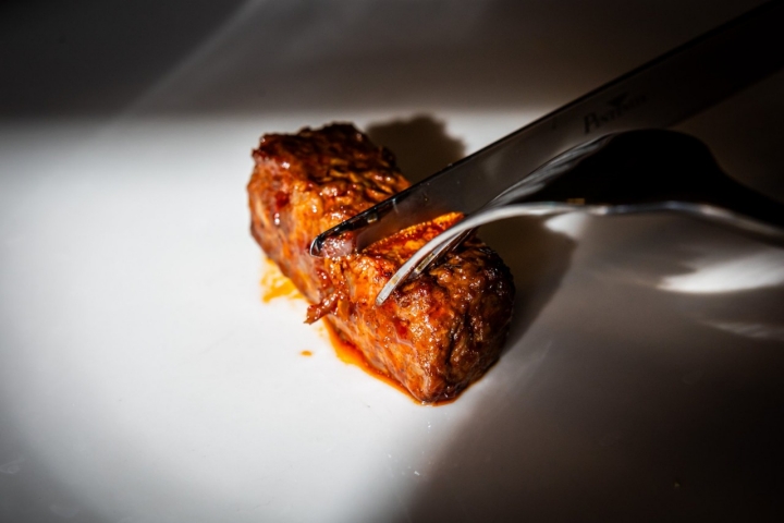 El chorizo que ofrecen como cortesía está elaborado con chuletón.