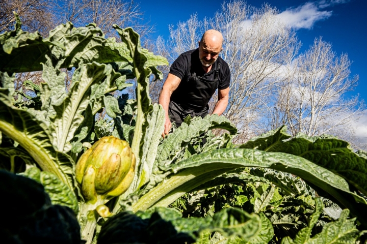 Además de la parrilla y los animales, también trabajan la huerta.