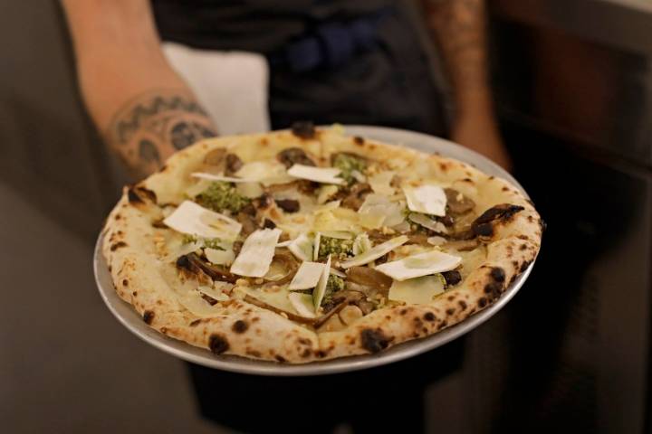 Setas de temporada, mozzarella, pesto de perejil y piñones.