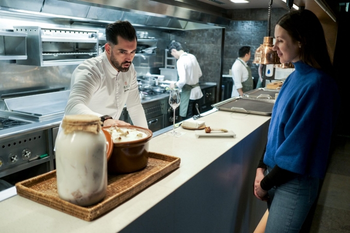 Jordi explicando en la barra de la cocina la técnica del confitat.