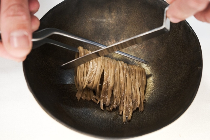 Emplantando los 80 noodles de setas que lleva exactamente el plato de ramen.