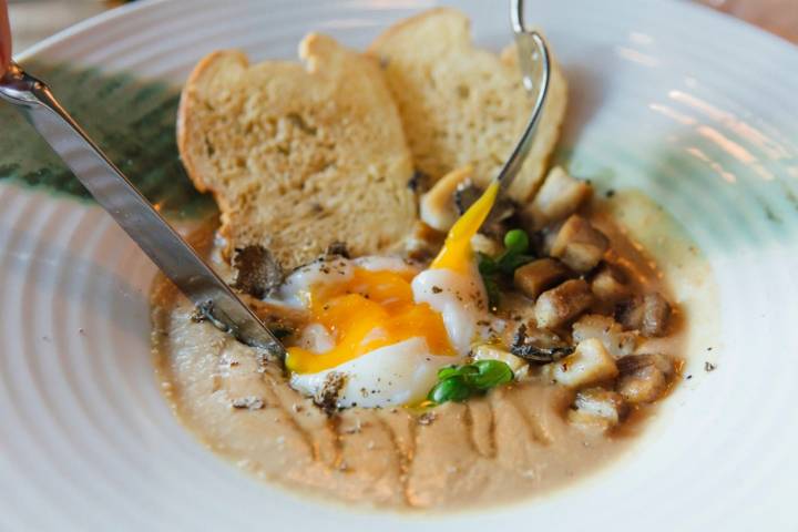 Crema de boletus con huevo poché.