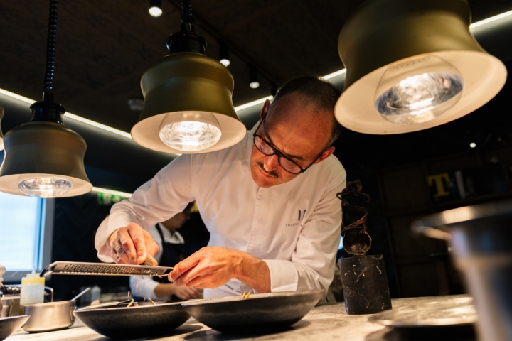  Iñigo Lavado cocinando.