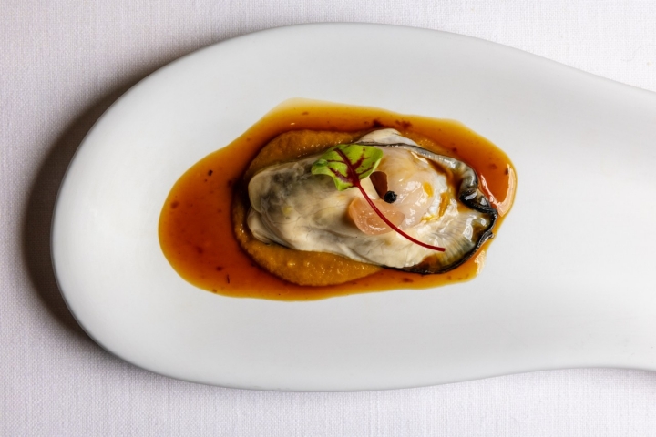 Ostra con crema de verduras en escabeche y jugo de cochinillo.