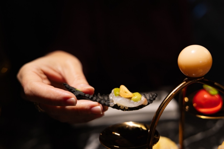  Tiradito de lubina con su refrito de ajo en frío.