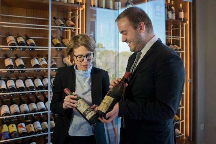 La cava vista del restaurante guarda los vinos más especiales.