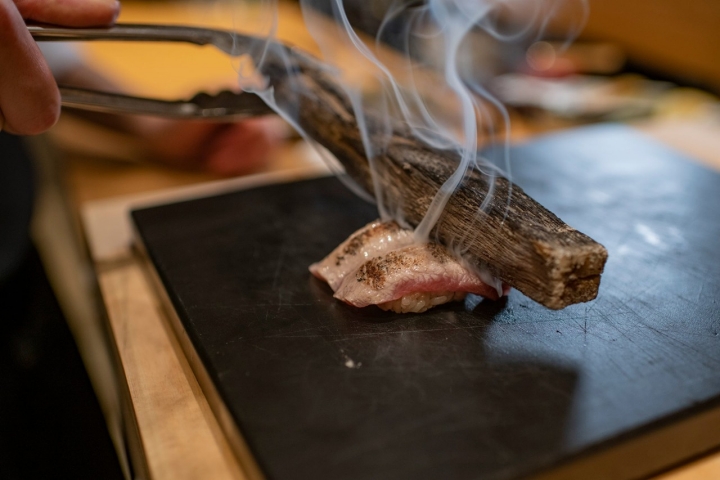 Nigiri aburi toro ahumado con binchotán.