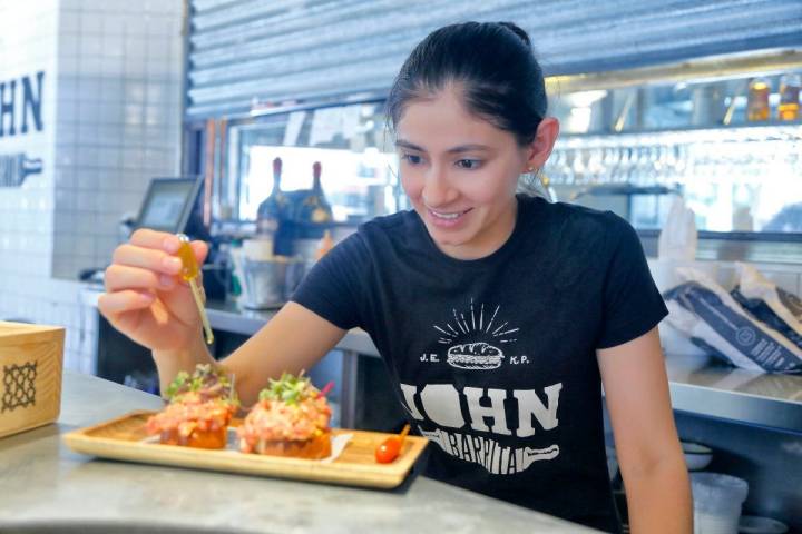 Noemí Sánchez es la jefa de cocina, que suele terminar muchos bocatas en la barra.