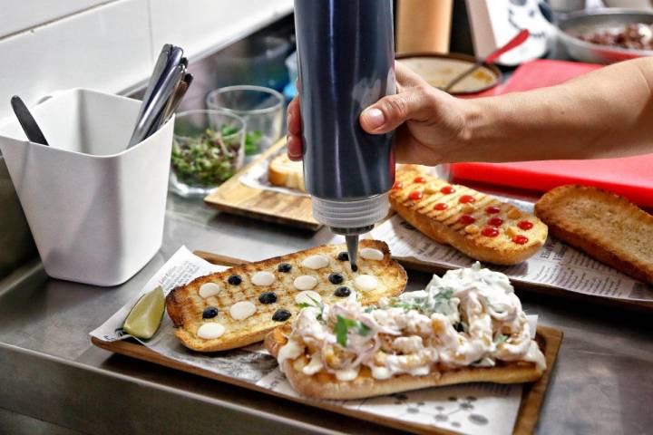 Los bocadillos en 'John Barrita' siempre se presentan abiertos, para que luzca el relleno.