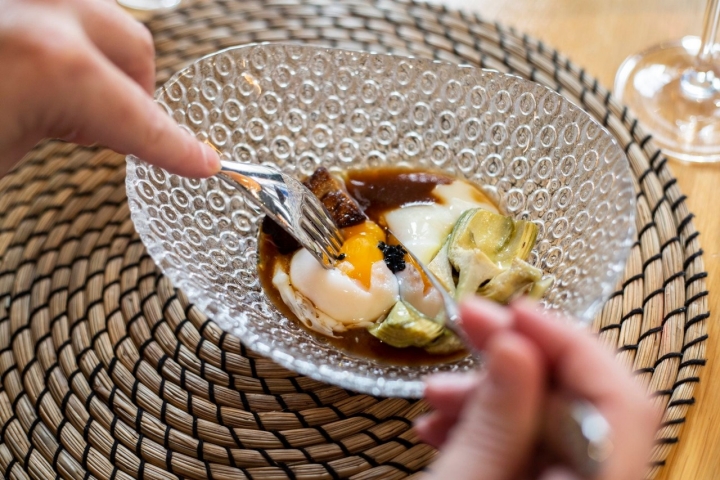 Timbal de alcachofa, huevo campero, 'foie' a la plancha y caldo de vaca.