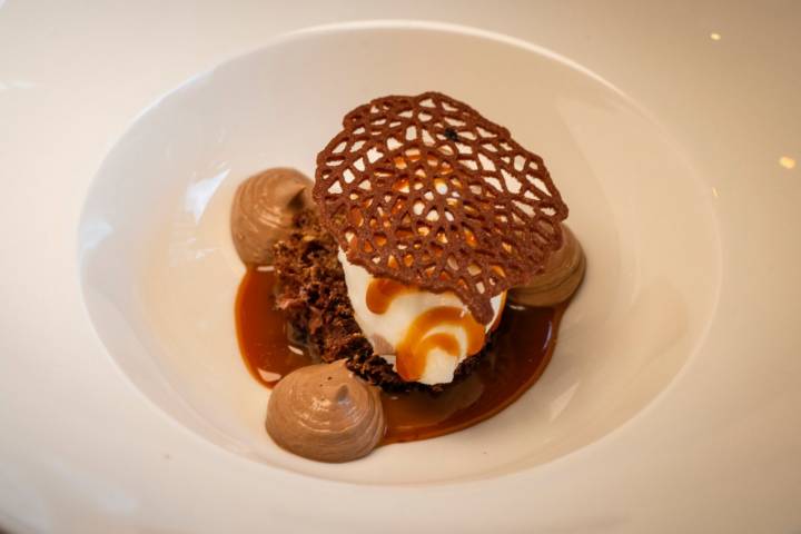 Postre de chocolate, con fino en rama de Montilla, dulce de leche y jengibre