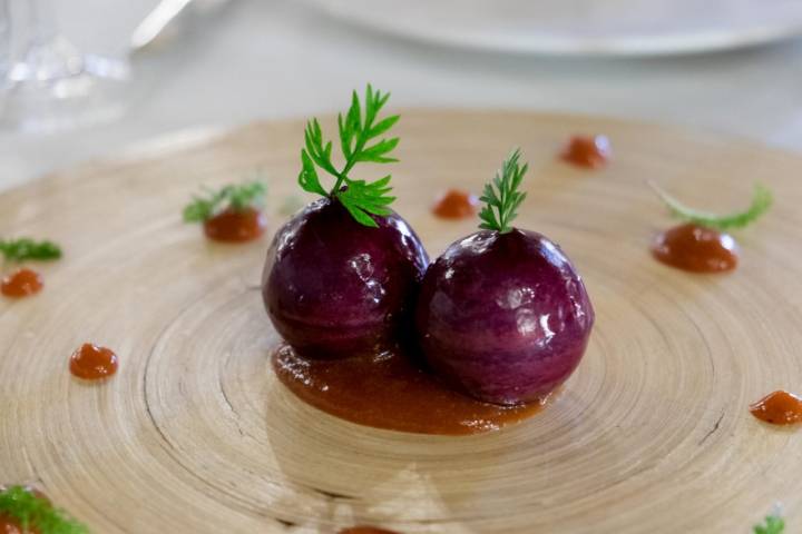 La Botica de Matapozuelos: 'Cerezas' paté de lechazo churro recubierto de una gelatina de tinto Ribera del Duero.