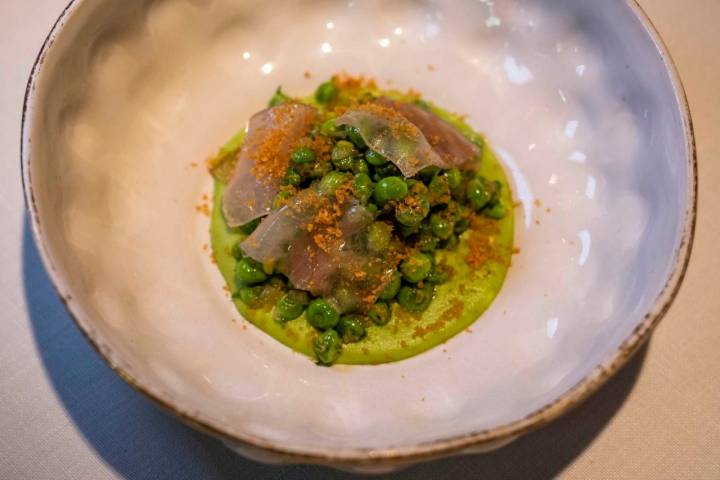 Guisantes rehogados con crema de guisantes y menta y velo de panceta ibérica.