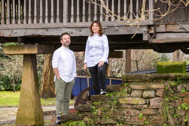 Los hermanos Manzano posan en los jardines del museo asturiano, donde se ubica 'La Salgar'.