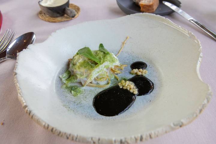 Enoki, calamar, velo de leche y tinta de tierra