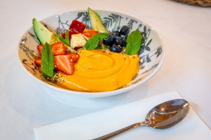 Al salmorejo vegano lo acompañan de pesto de pistacho y varias frutas Al salmorejo vegano lo acompañan de pesto de pistacho y varias frutas