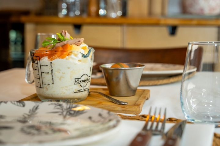 La 'Ensaladilla de la Dolores' se sirve en una jarra medidora La 'Ensaladilla de la Dolores' se sirve en una jarra medidora