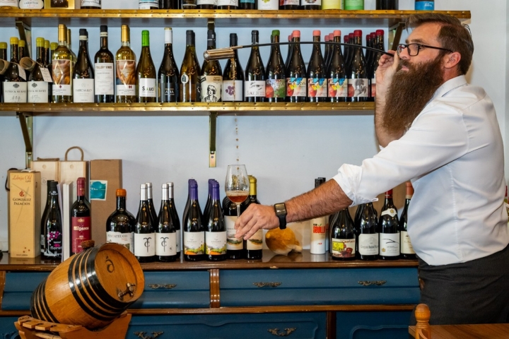 José Antonio homenajea su Cádiz natal sirviendo con la venencia José Antonio homenajea su Cádiz natal sirviendo con la venencia