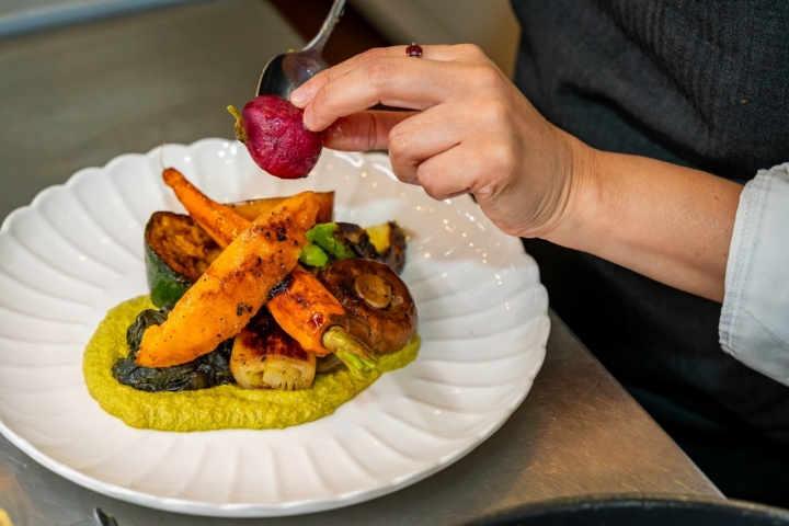 Las frutas también pasan por la parrilla en este restaurante Las frutas también pasan por la parrilla en este restaurante