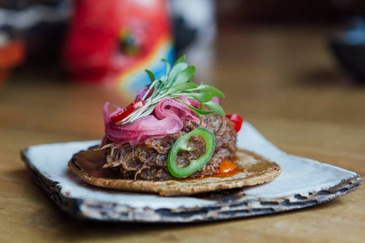 Taco de gofio, cabra mallorquina y almogrote.