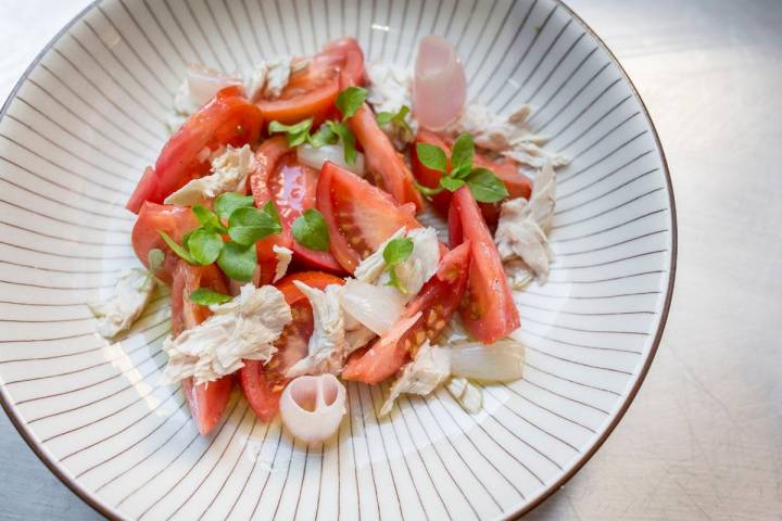 Ensalada de bonito en escabeche, tomate raf y chalotas encurtidas.