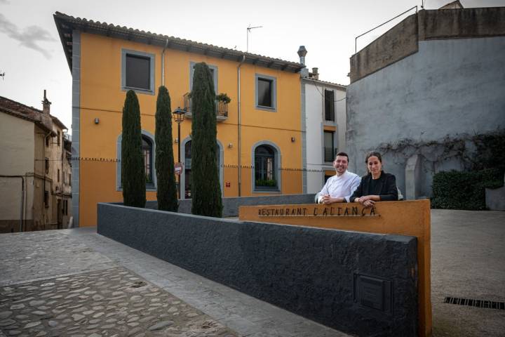 L'Aliança, Álex y Cristina en el exterior del restaurante.