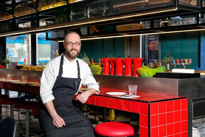 El chef Pedro Gallego posa en la barra del local.