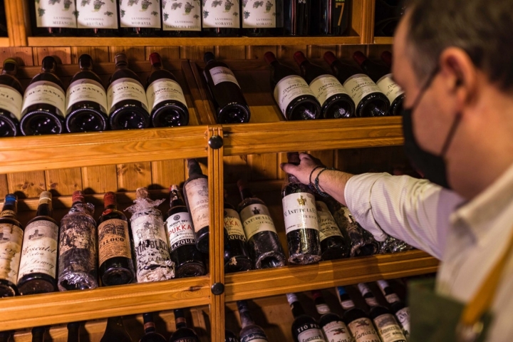 botellas de jerez en las esparteras