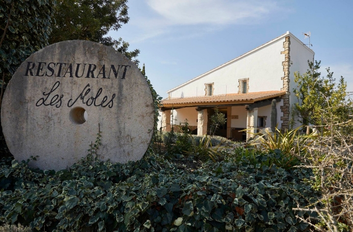 Restaurante Les Moles en Ulldecona (Tarragona). Vista de la entrada del restaurante en la Carretera de La Sènia Km 2.