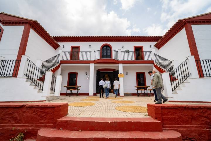 El restaurante ocupa un antiguo edificio a las afueras de Fuenteheridos, de fachada blanca y franjas granate.