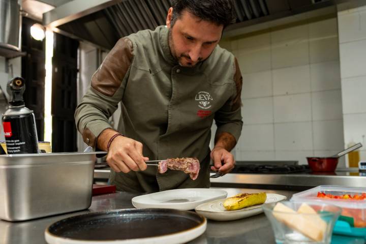 El chef Javi Abascal cocinando.