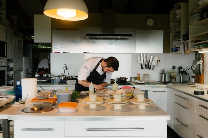 Carlos se desempeña con precisión milimétrica en cocina Carlos se desempeña con precisión milimétrica en cocina