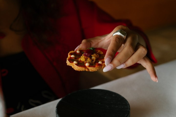 La 'Rodaja de tomate': masa de feria frita con un guiso de 'pitu de caleya' y sopa 'laksa' La 'Rodaja de tomate': masa de feria frita con un guiso de 'pitu de caleya' y sopa 'laksa'