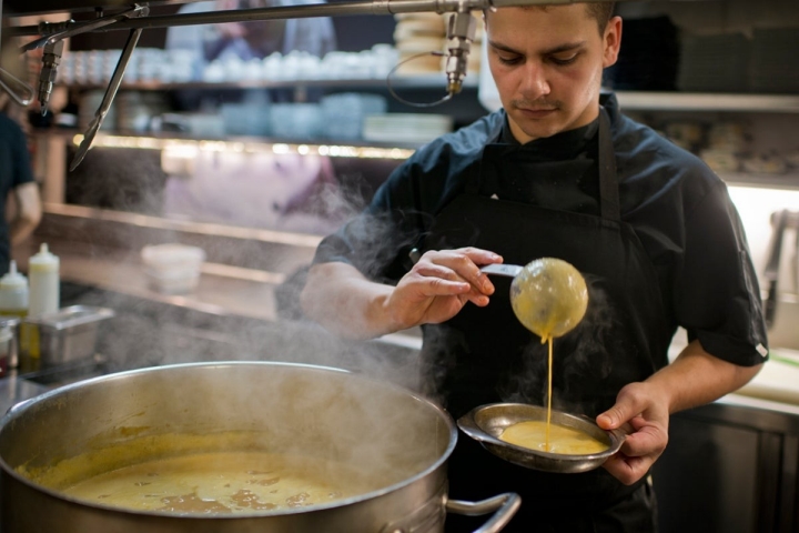 Siempre hay un puchero humeante en la cocina, a fuego lento.