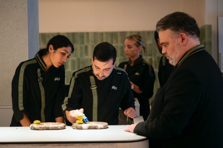 En agosto se cumplirá un año desde que los chefs inaugurasen en la zona alta de Barcelona un restaurante compartido llamado 'MAE'.