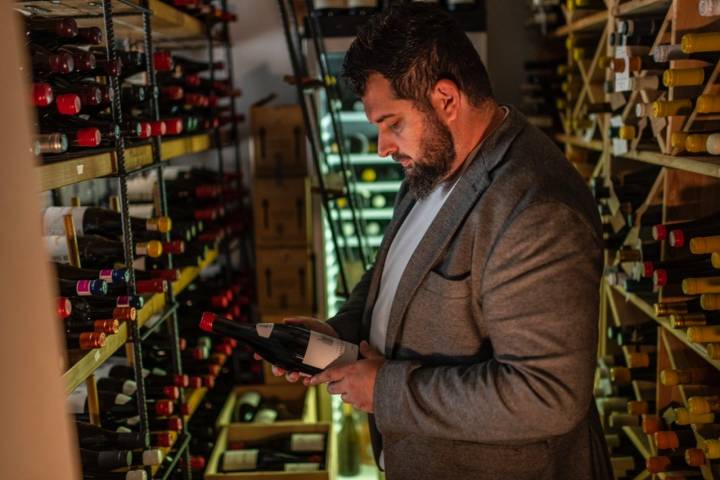 Adrián de Marcos en la bodega del restaurante Magoga (Cartagena).