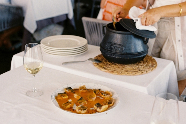La olla de hierro fundido donde se elabora el arroz y el plato de mujol La olla de hierro fundido donde se elabora el arroz y el plato de mujol