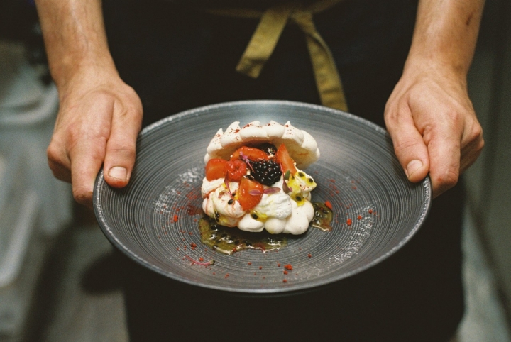 Pavlova con maracuyá y frutos rojos Pavlova con maracuyá y frutos rojos
