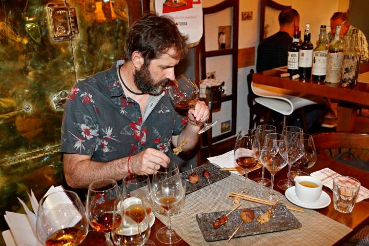 La hilera de copas sobre la mesa indica que en este restaurante, el 'Matritum' se marida con cocina... japonesa.