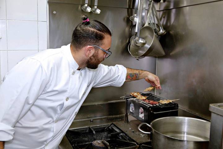 El chef prepara unos yakitori a la parrilla japonesa en la cocina del restaurante Matritum, en Madrid.