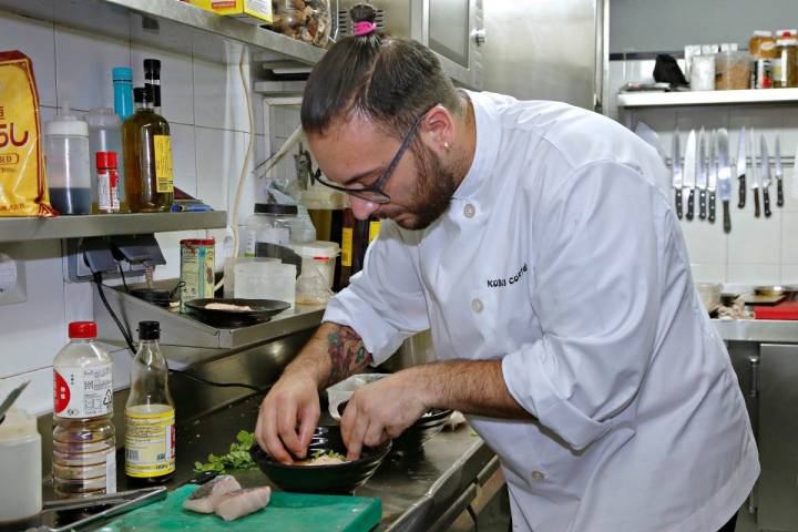 El chef José Kobos emplantando una de sus creaciones para el maridaje de cocina japones y jereces del restaurante Matritum, en Madrid.