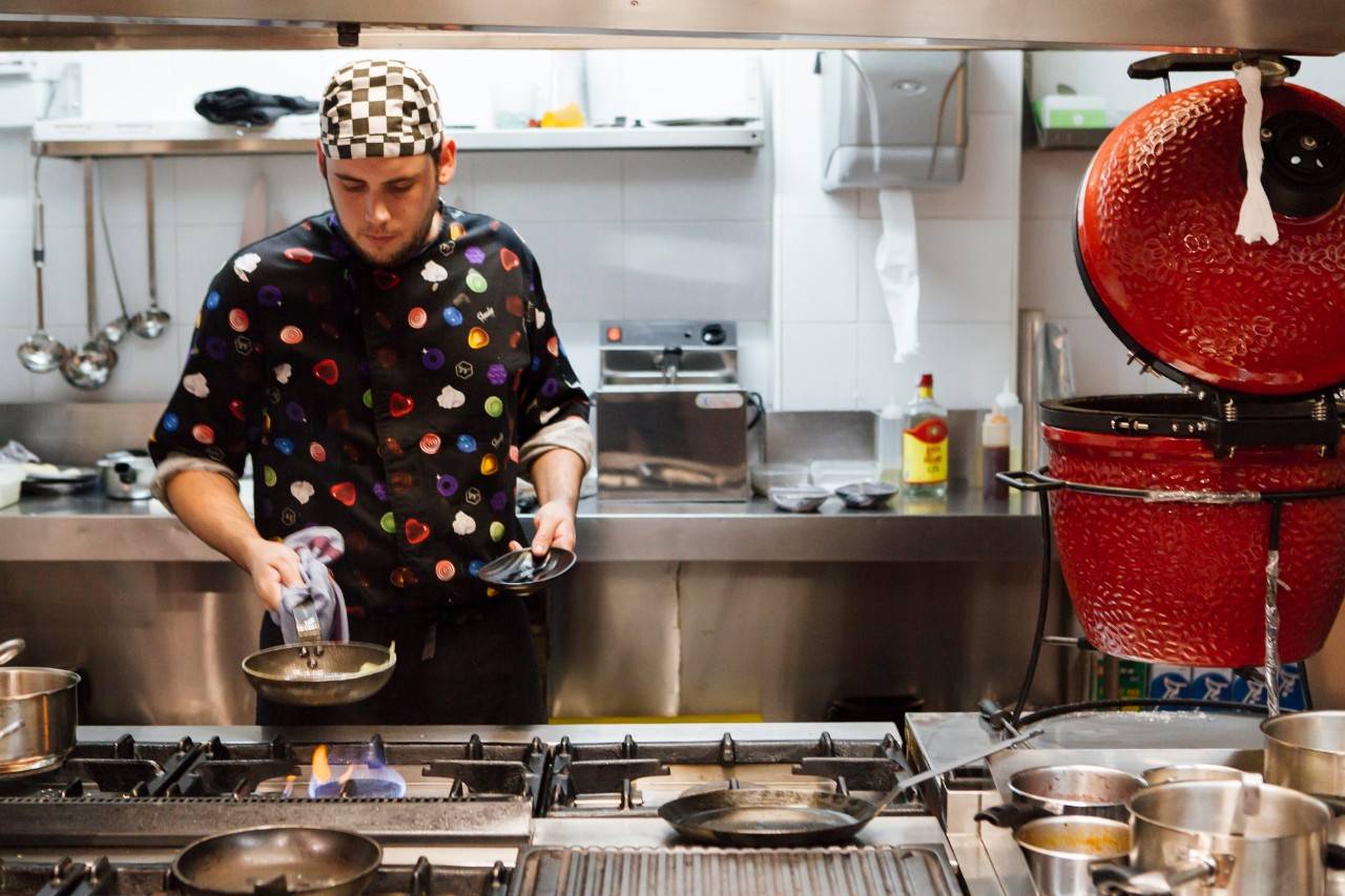 El horno 'kamado' preside la cocina.