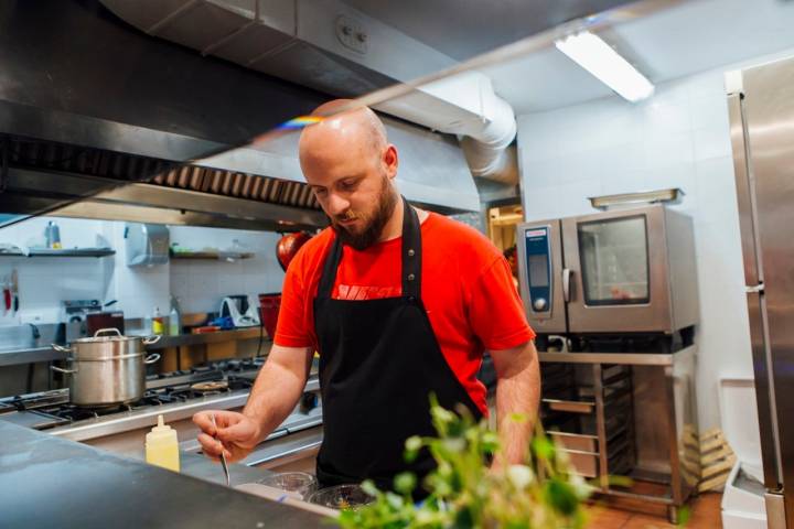 El chef Luis Ángel Pérez ensimismado en su cocina.