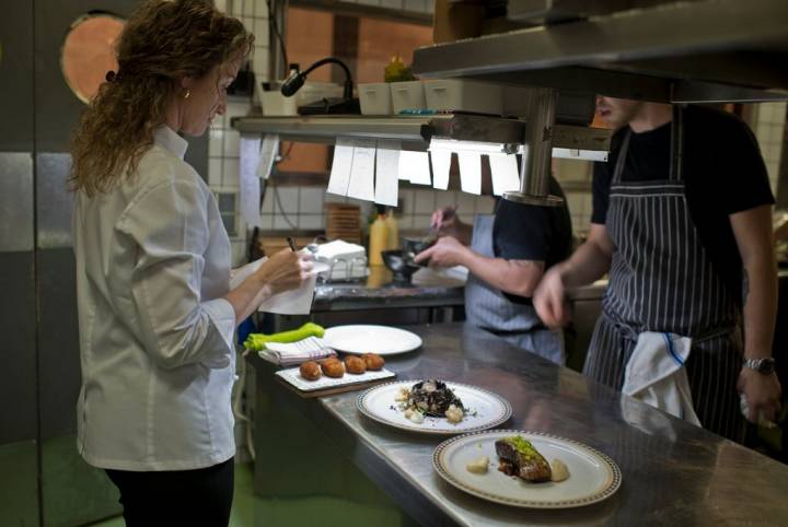 Ana, jefa de Sala, comprueba la comanda antes de que los platos salgan a la mesa.